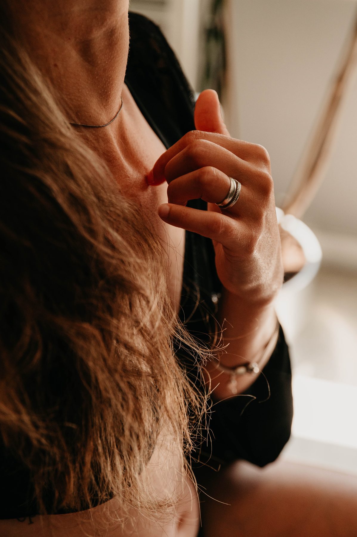 Gros plan sur des cheveux et une main, instant intime